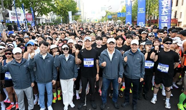 오세훈 서울시장이 13일(일) 개최된 '2024 서울달리기'에서 참가자들과 출발을 앞두고 있다.