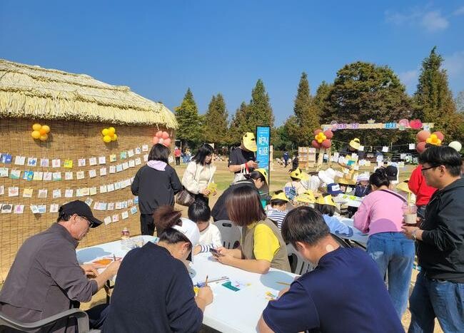 &lsquo;한강&rsquo; 작가의 노벨문학상 수상으로 대한민국에 독서 열풍이 불고 있는 가운데, 12일 안성맞춤랜드에서 열린 &lsquo;2024 경기 다독다독 축제&rsquo;에 6천 명 이상이 방문해 독서 나들이를 즐겼다.