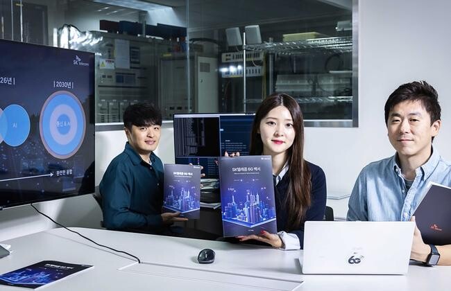 이번 6G 백서 집필에 참여한 SK텔레콤 직원들이 연구를 진행하는 모습 