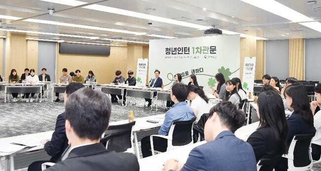 김범석 기획재정부 차관이 10월 14일 오후 정부세종청사에서 열린 '청년인턴 간담회'에 참석, 기획재정부 청년인턴들과 대화를 나누고 있다.