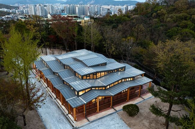‘전국에서 가장 아름다운 도서관’이라는 별명을 가진 성북구 오동숲속도서관이 서울특별시가 주관하는 ‘제42회 서울특별시 건축상’에서 최우수상과 시민공감특별상을 수상했다. 오동숲속도서관 전경