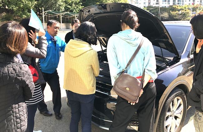 지난해 진행한 &lsquo;자동차 정비교실&rsquo;의 실습 교육 모습