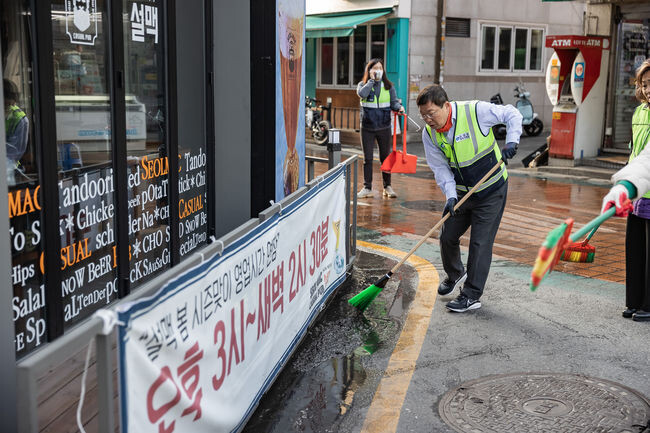 지난 봄맞이 대청소에서 청소하는 김경호 구청장