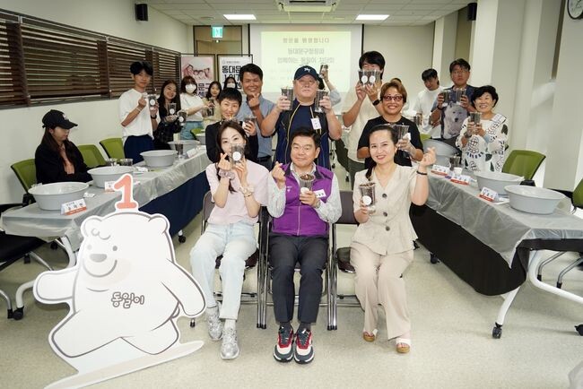 1인가구와의 &lsquo;1차 차담회&rsquo; 후 기념 촬영하는 이필형 동대문구청장(사진 맨 앞줄 가운데)과 참여자들