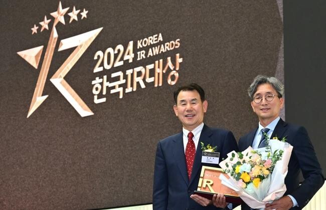 17일 열린 시상식에 참석한 LG전자 김창태 CFO(사진 오른쪽)가 한국거래소 정은보 이사장과 기념촬영을 하고 있다&nbsp;