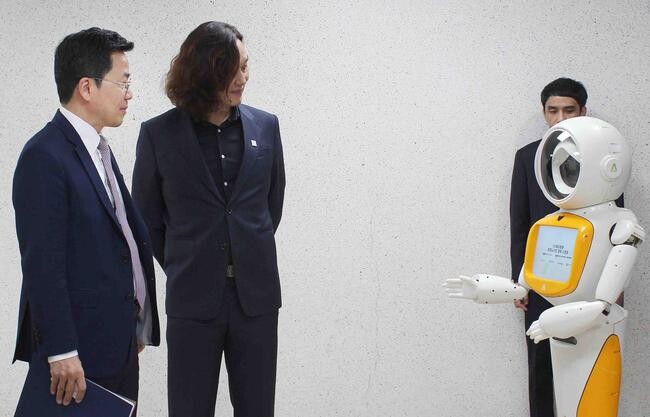 박성택 산업통상자원부 1차관은 2024. 10. 16(수) 14:30 경기도 안산시에 위치한 에이로봇을 방문하여, 엄윤설 CEO로 부터 회사 운영현황 및 애로사항을 청취한 후 &lsquo;앨리스 4세대&rsquo;등 휴머노이드 로봇 시연회에 참관하였다.&nbsp;