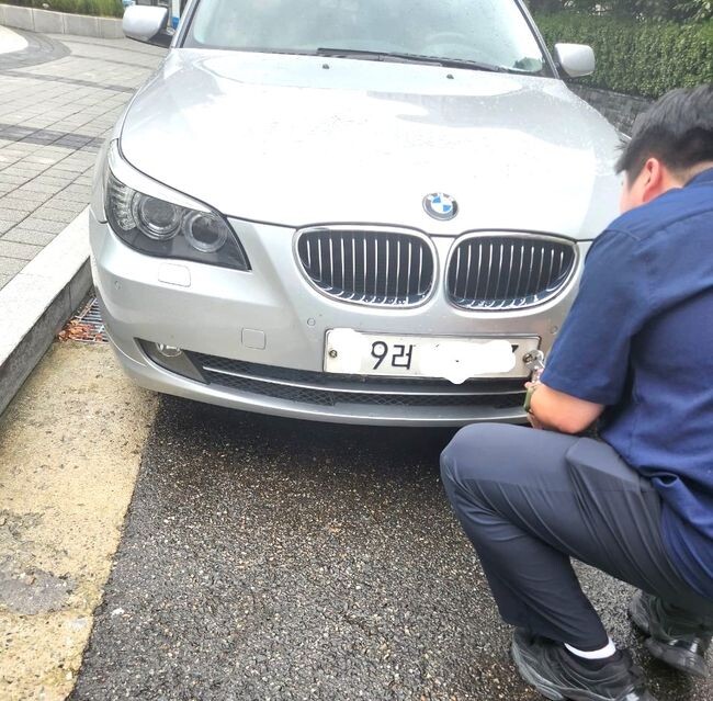 체납 차량의 번호판을 영치하고 있는 모습