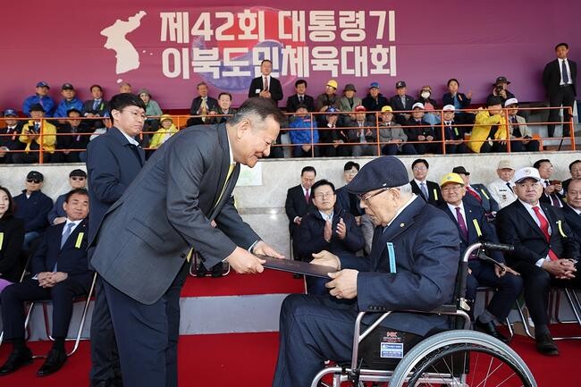 이상민 행정안전부 장관이 20일 오전 서울 효창운동장에서 열린 제42회 대통령기 이북도민 체육대회에 참석하여 유공도민에 대한 정부 포상을 수여하고 있다.&nbsp;