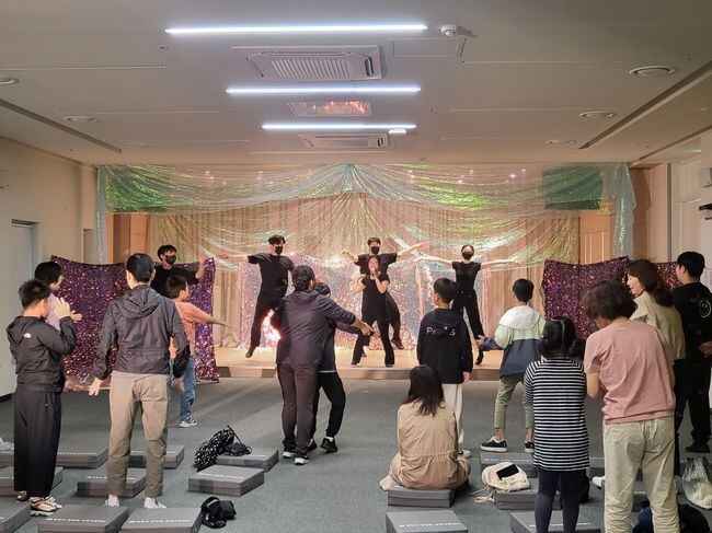 전인교육 프로그램 &lsquo;알록달록 물고기&rsquo; 공연의 진행 모습