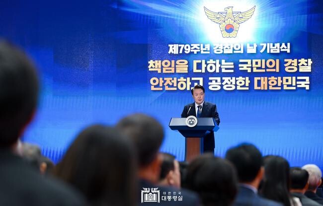윤석열 대통령이 21일 경찰청에서 열린 제79주년 경찰의 날 기념식에 참석해 국민의 생명과 안전을 지키는 경찰관들의 헌신에 감사의 뜻을 전했다.&nbsp;