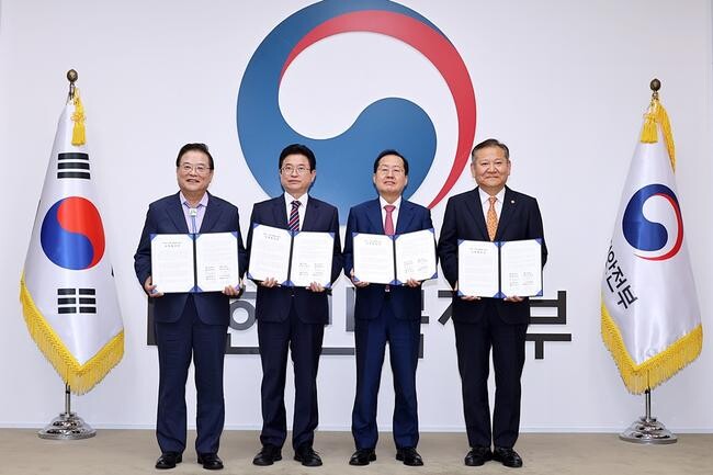 21일 오후 서울 종로구 정부서울청사에서 대구-경북 통합을 위한 공동 합의문에 서명한 뒤 이상민(오른쪽부터) 행정안전부 장관, 홍준표 대구광역시장, 이철우 경상북도지사, 우동기 지방시대위원장이 기념촬영을 하고 있다.&nbsp;