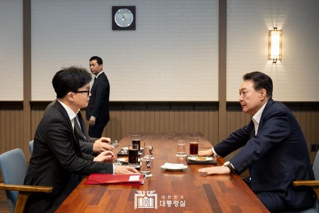 윤석열 대통령이 21일 서울 용산 대통령실 앞 파인그라스에서 국민의힘 한동훈 대표를 만나 대화하고 있다. 