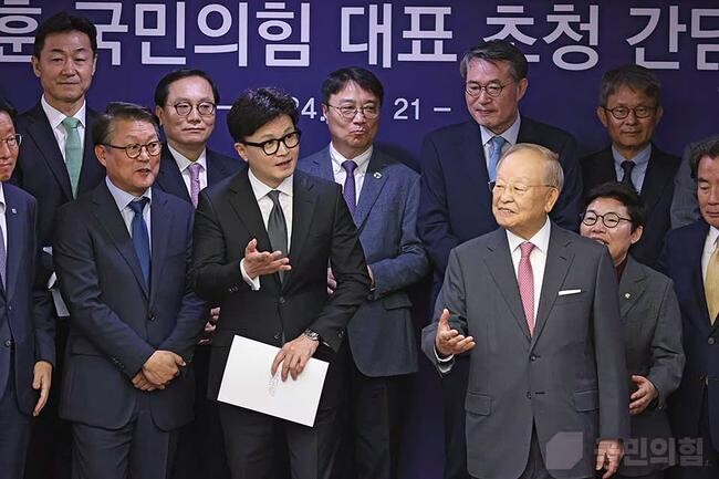 한동훈 당 대표는 21일 오전 서울 마포구 경총회관에서 손경식 한국경영자총협회 회장을 비롯한 기업인들과 간담회를 갖고 건의사항을 청취하고 있다. &nbsp;