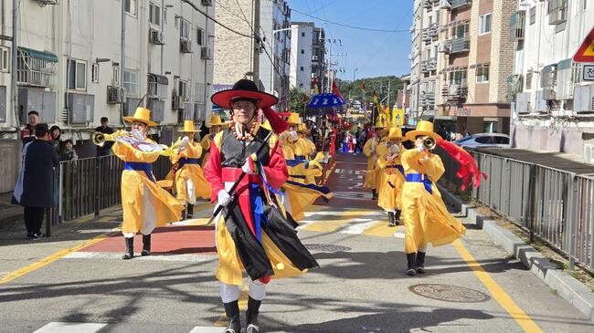 안산시, '제14회 안산읍성 문화예술제' 성료…정조대왕 능행차 재현
