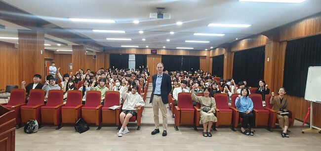 전라남도 나주시는 최근 나주고등학교에서 &lsquo;한&middot;불 첫 만남의 역사 재조명&rsquo;을 주제로 특별 강의를 개최했다. 가운데 인물은 강연자로 나선 피에르 엠마누엘 후 교수.