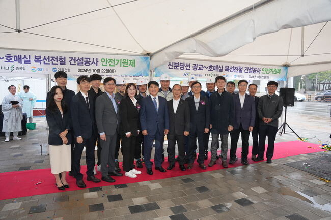 최종열 수원시 첨단교통과장과 참석자들이 기념촬영을 하고 있다.