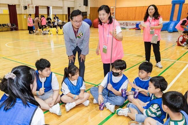 지난해 내외국인 다문화 축제 현장에 참석한 최호권 영등포구청장 
