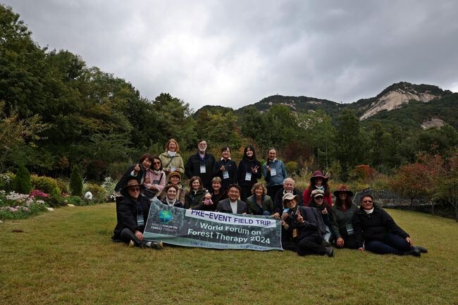 불암산 산림치유센터 앞에서 기념촬영