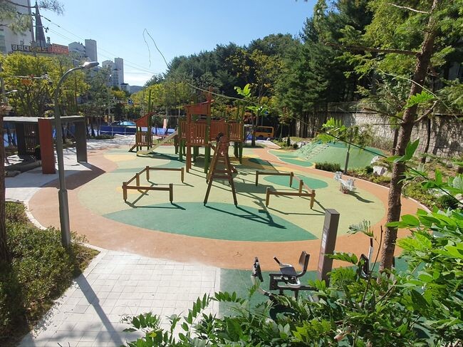 용인특례시는 기흥구 상갈동 금화1어린이공원이 흥미진진한 놀이기구를 갖춘 &lsquo;주민참여형 어린이놀이터&rsquo;로 탈바꿈했다.&nbsp;