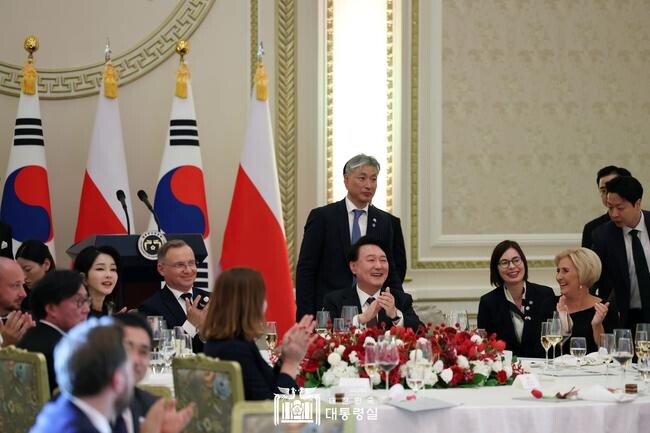 윤석열 대통령과 김건희 여사가 24일 청와대 영빈관에서 열린 국빈 만찬에서 안제이 두다 폴란드 대통령, 부인 아가타 코른하우저 두다 여사와 공연 관람 중 박수를 치고 있다.