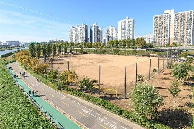 양천구, 28년된 안양천 체육공원 새단장&hellip;야구장&middot;축구장 펜스 등 재정비