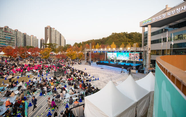 김동연 경기도지사가 도민의 날(10월 18일)을 기념해 5천여 경기도민과 한 자리에서 소통하는 시간을 가졌다.