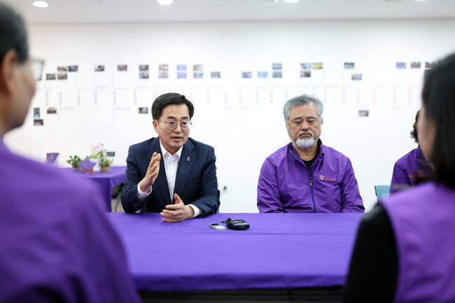 김동연 경기도지사가 지난 24일 서울 &lsquo;별들의 집&rsquo;에서 이태원 참사 희생자 유가족들을 만나 위로의 말을 전하고 있다.&nbsp;