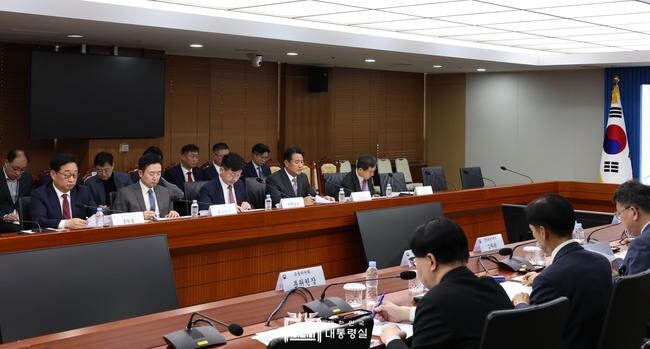 10월 27일 대통령실은 성태윤 정책실장, 김태효 국가안보실 1차장 공동 주재로 안보&middot;경제 상황점검회의를 개최해 이스라엘의 이란 공격 상황과 관련해서 우리 안보와 경제에 미치는 영향을 점검하고 대응 방향을 논의했다.&nbsp;