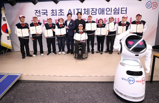 지난 25일 열린 발대식에서 박일하 동작구청장(왼쪽에서 다섯 번째)과 튜터단이 기념사진을 촬영하고 있는 모습