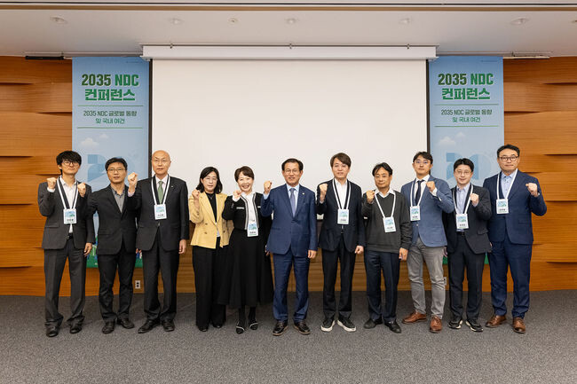 대통령 직속 2050 탄소중립녹색성장위원회는 28일 코엑스에서 2035년 국가 온실가스 감축목표(NDC) 설정을 위한 글로벌 동향과 국내 여건을 공유하고 다양한 의견을 청취하는 &lsquo;2035 NDC 컨퍼런스&rsquo;를 개최했다.&nbsp;