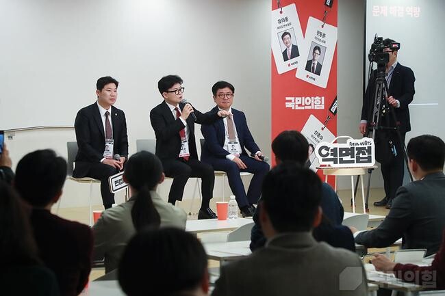 27일 오후 한동훈 당 대표는 유의동 여의도연구원장과 함께 서울시 성동구에서 '역면접x국민의힘, 2030이 묻고 정당이 답하다'에 참석을 하여 청년들과 대화를 나누었다.&nbsp;