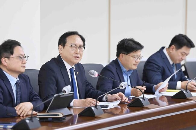 지난 28일 정인교 통상교섭본부장 주재로 제10차 수출지역 담당관 회의를 열고 있다. &nbsp;