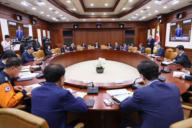 한덕수 국무총리는 31일 정부서울청사에서 열린 제48회 국정현안관계장관회의에서 국민 안전과 경제 안보 강화를 위해 겨울철 소방안전 대책, 해상물류 사이버보안 강화, 식의약 분야의 규제 혁신을 주요 의제로 설정하고 구체적 대책을 논의했다.