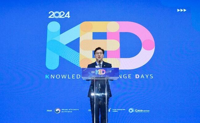 김범석 기획재정부 차관이 10월 31일 오전 서울 동대문구 글로벌지식협력단지에서 열린 '제1회 지식교류의 날 컨퍼런스'에 참석, 개회사를 하고 있다.&nbsp;
