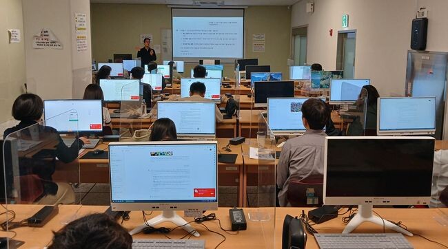 인공지능(AI)을 활용한 보도자료 강의 진행 모습