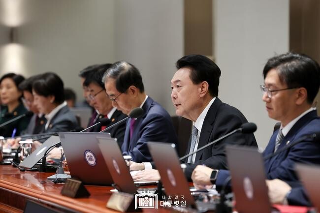 10월 29일 윤석열 대통령은 용산 대통령실에서 2024년도 제46회 국무회의를 주재하고 있다.&nbsp;