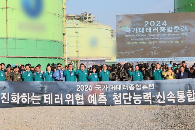한덕수 국무총리가 31일 인천 연수구 한국가스공사 인천기지본부 일대에서 열린 2024년 국가 대테러종합훈련을 참관하고 파이팅을 외치고 있다.&nbsp;