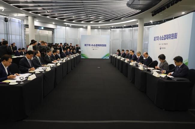 정부는 11월 1일 서울 세빛섬에서 제7차 수소경제위원회를 개최하고 &lsquo;수소도시 2.0 추진전략&rsquo;을 발표했다.&nbsp;