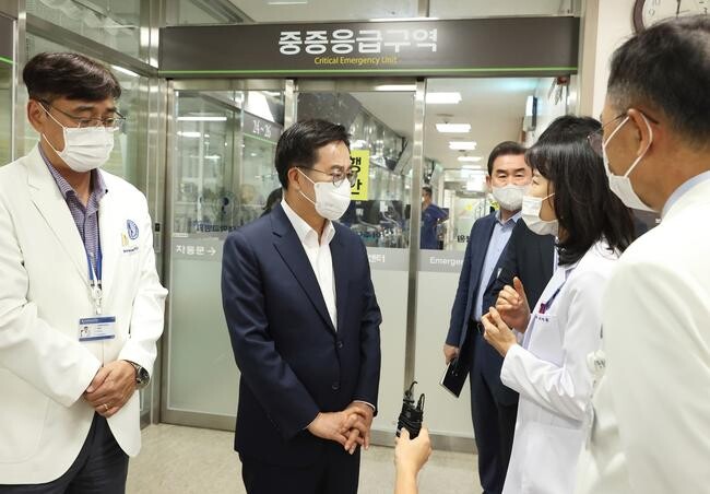 지난 8월 30일 김동연 경기도지사가 아주대학교병원을 방문해 의료현안과 관련한 현장간담회를 하고 있다.