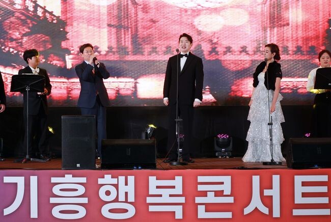 11월 1일 기흥구 구갈동 강남근린공원에서 열린 '기흥행복콘서트'에서 이상일 시장이 성악가 손혜수, 윤정빈과 함께 이탈리아 가곡 '오 솔레 미오'를 부르고 있다.