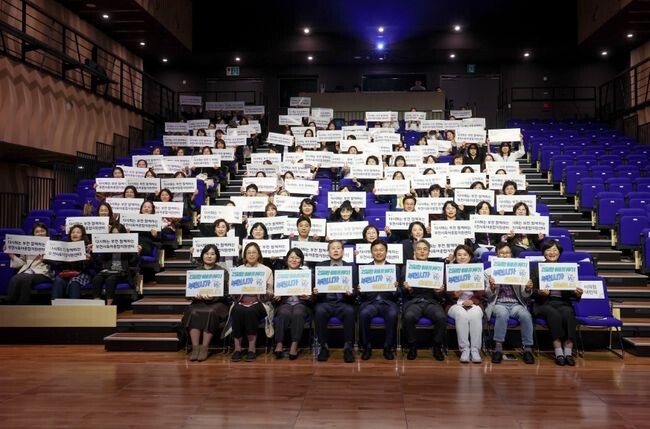 부천시육아종합지원센터 개소 25주년 기념식 참석자 단체사진