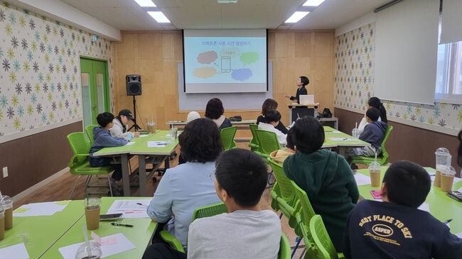 스마트폰 중독 예방 교육을 실시하고 있다.