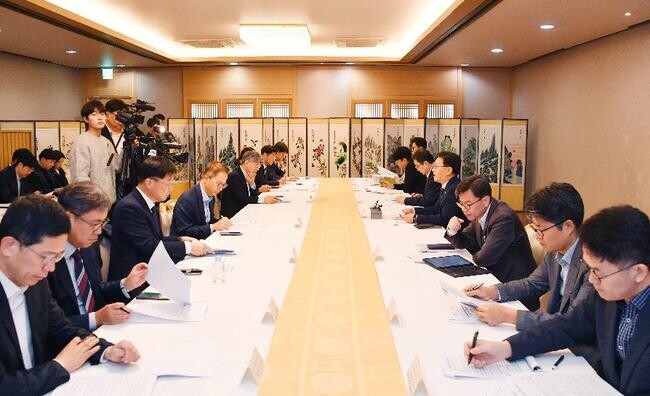 김범석 기획재정부 차관이 11월 5일 오전 서울 종로구 정부서울청사에서 열린 '제47차 경제관계차관회의 겸 제35차 물가관계차관회의'를 주재, 모두발언을 하고 있다.&nbsp;
