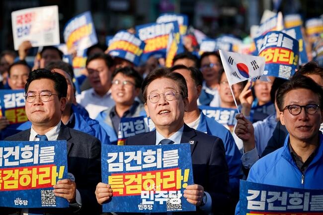 더불어민주당 박찬대 원내대표가 2024.11.02.(토) 서울역 4번출구-숭례문 구간에서 열린 김건희 윤석열 국정농단 규탄&bull;특검 촉구 국민행동의 날 집회에 참석하여 이재명 당 대표와 함께 피켓을 들고 있다.&nbsp;
