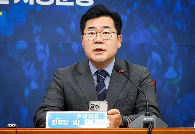 박찬대 원내대표가 2024.11.04.(월) 국회 본청 당대표회의실에서 열린 최고위원회의에 참석하여 발언하고 있다. &nbsp;