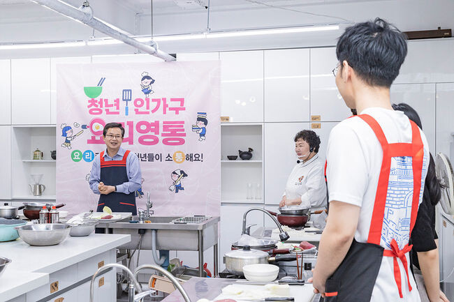 영등포 1인가구 청년들을 위한 요리 프로그램에 참석한 최호권 영등포구청장
