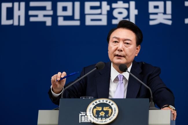 윤석열 대통령이 7일 오전 서울 용산 대통령실 청사 브리핑실에서 열린 '대국민담화 및 기자회견'에서 취재진의 질문에 답하고 있다. &nbsp;