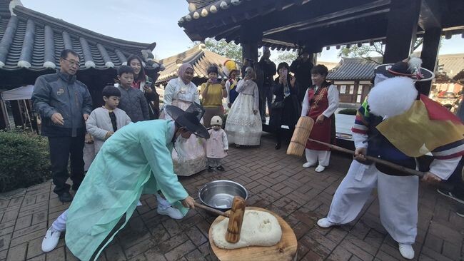 주민&middot;상인&middot;관광객 함께 즐기는 한옥마을 감사축제 열려