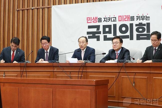 국민의힘 추경호 원내대표가 8일 국회에서 열린 원내대책회의에서 발언하고 있다.&nbsp;