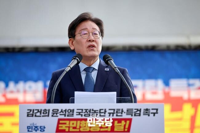 이재명 당대표가 2024.11.02.(토) 서울역 4번출구-숭례문 구간에서 열린 김건희 윤석열 국정농단 규탄•특검 촉구 국민행동의 날 집회에 참석하여 발언을 하고 있다. 